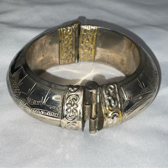 VTG SILVER TONE METAL OVER BRASS ETCHED NEPALESE BANGLE BRACELET HINGE CLASP - Picture 9 of 13